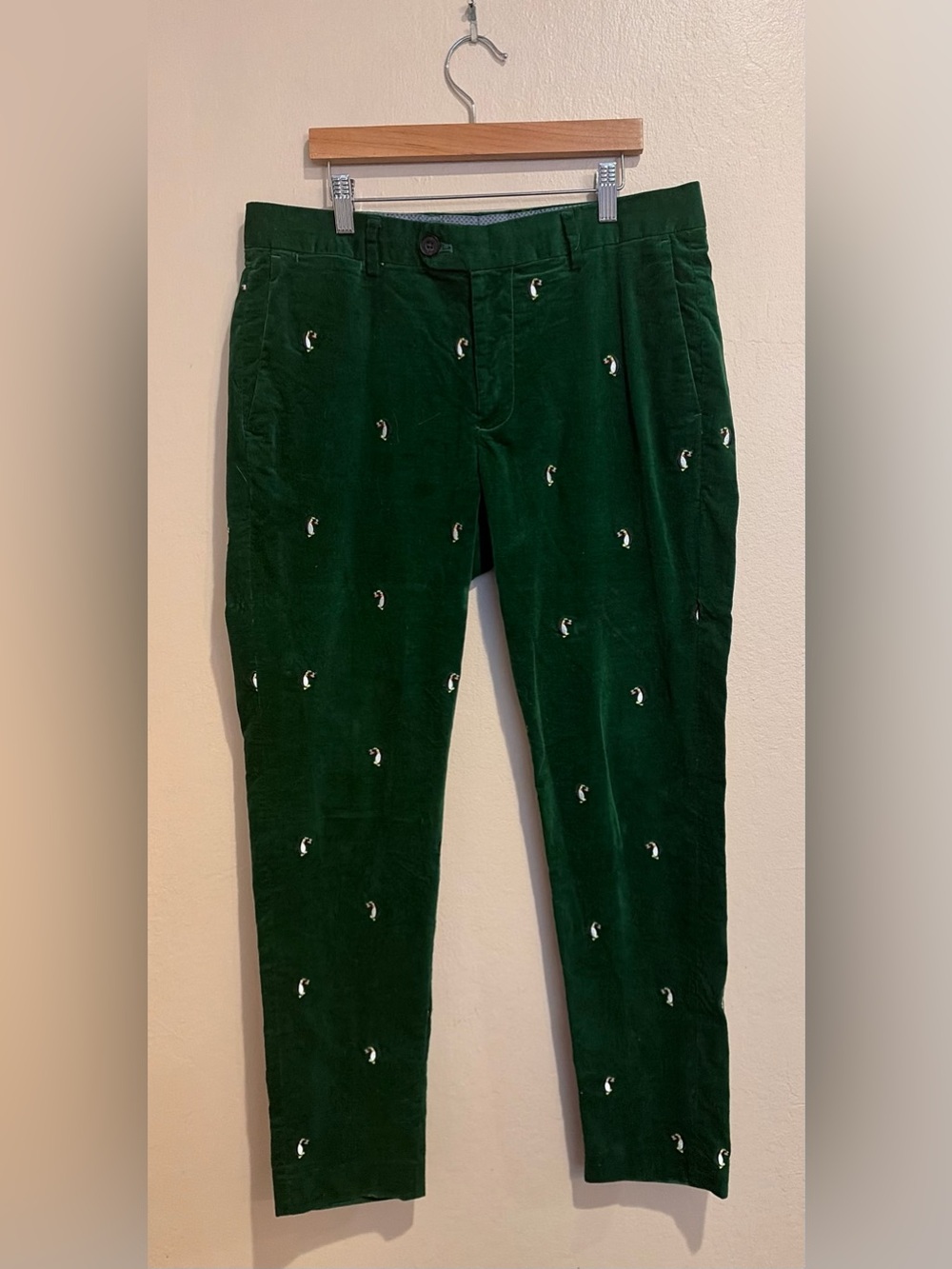 Men’s Pine Green Crushed Velvet Dress Pants w/ Holiday Penguins, size 31/30